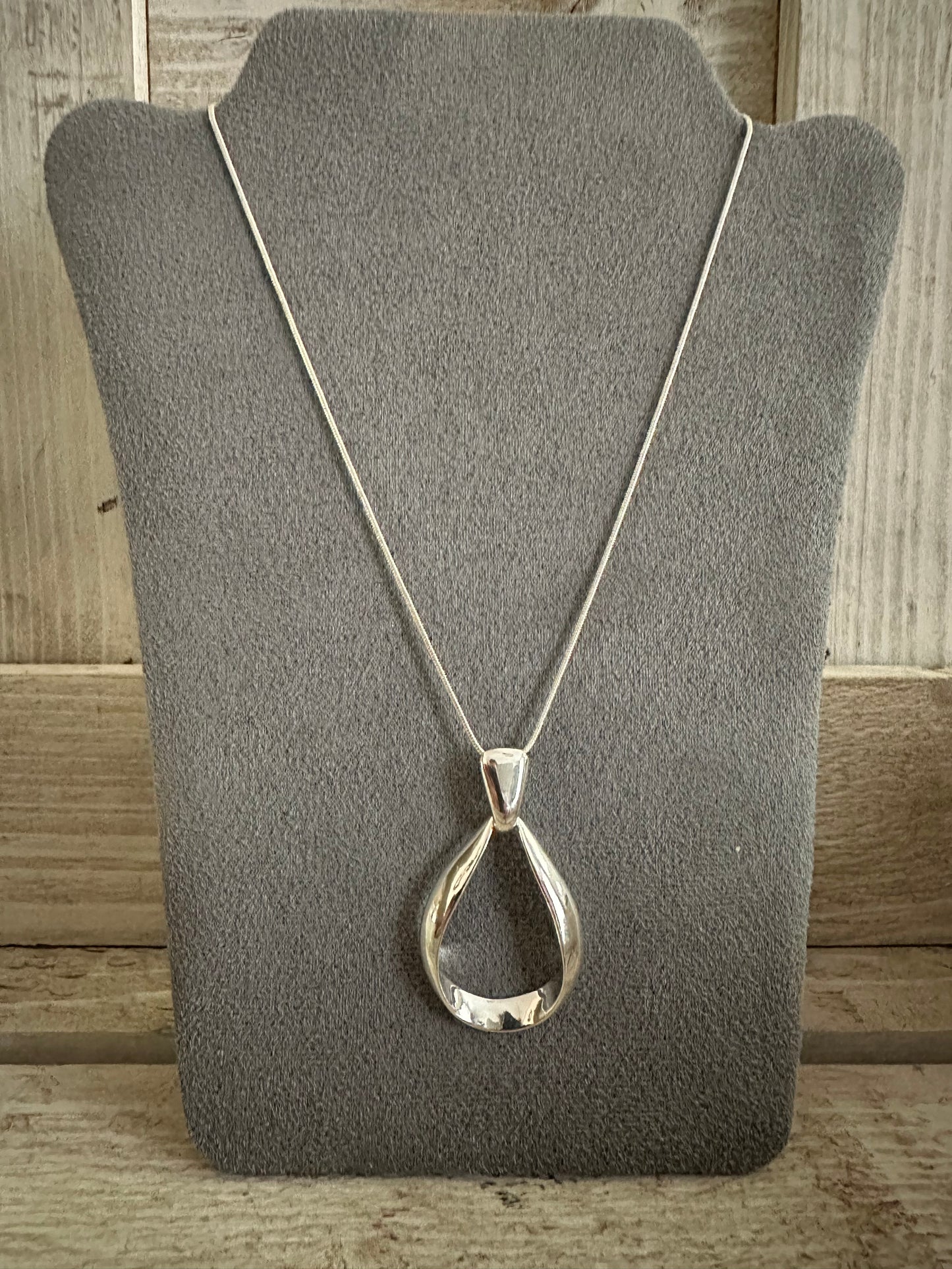 Silver Coloured Pendant Short Necklace
