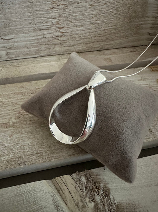 Silver Coloured Pendant Short Necklace